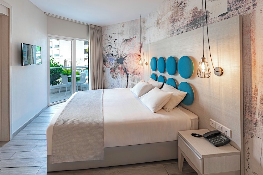 One Bedroom Suite - Pool View - Photo 1