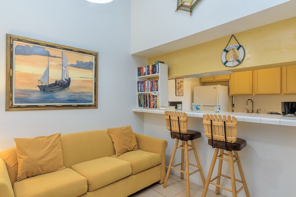Basic Condo, 1 King Bed with Sofa bed, Ocean View, Beachside, photo 6