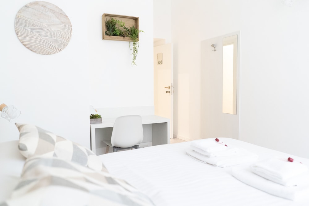 Room (6)