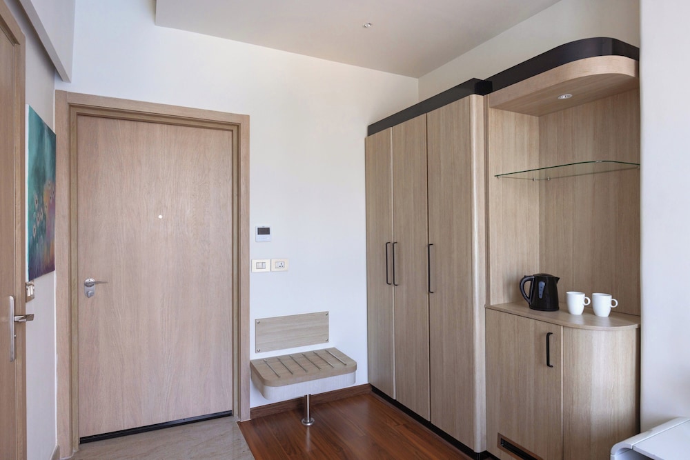 Standard Room, 1 King Bed, Accessible, Pool View photo 3