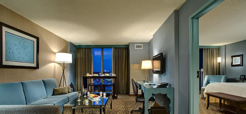 Junior Suite, 1 King Bed, Accessible (Accessible Tub) photo 2