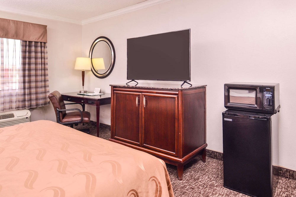 Standard Room, 1 King Bed, Non Smoking - Photo 4