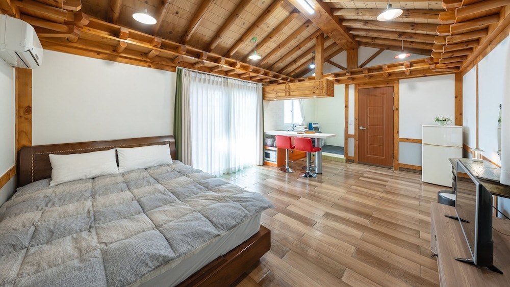 Basic Room, 1 Bedroom (Iron Cauldron Room(Pet/ Private BBQ))