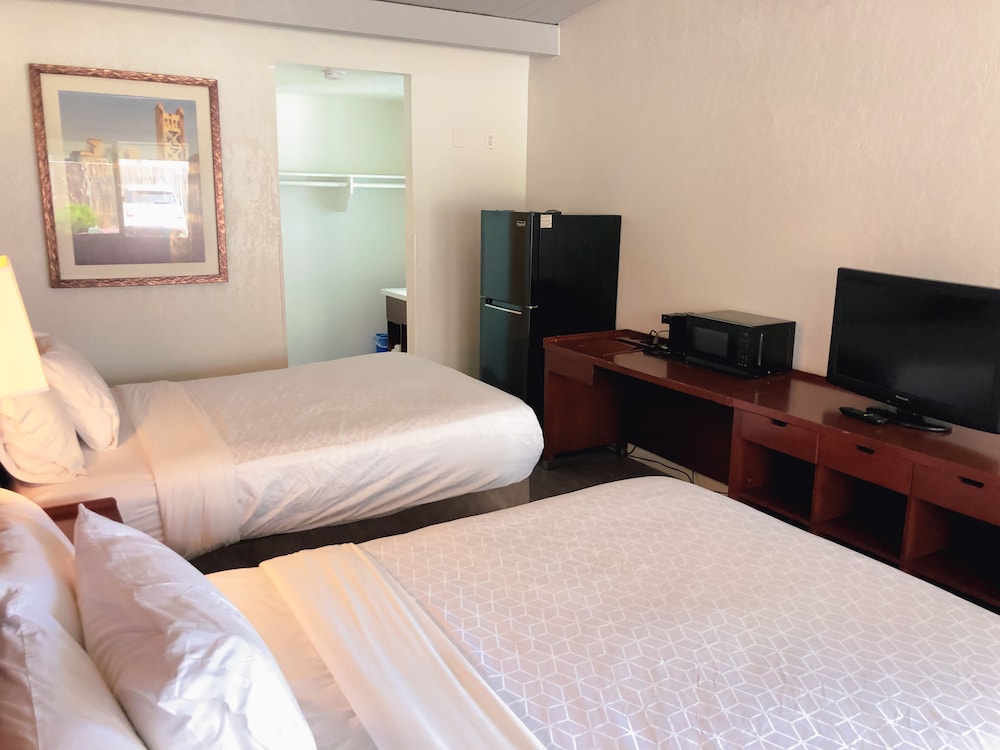 Room, 2 Queen Beds, Non Smoking (Mobility/Hearing, Roll-In Shower) photo 3