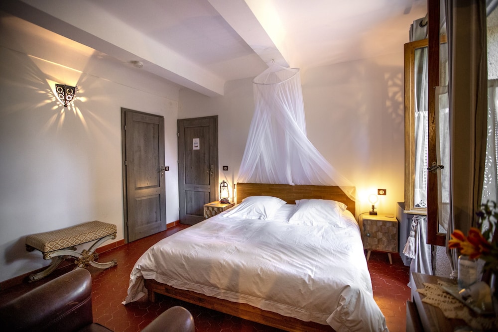 Deluxe Room, 1 King Bed, Private Bathroom, Courtyard View