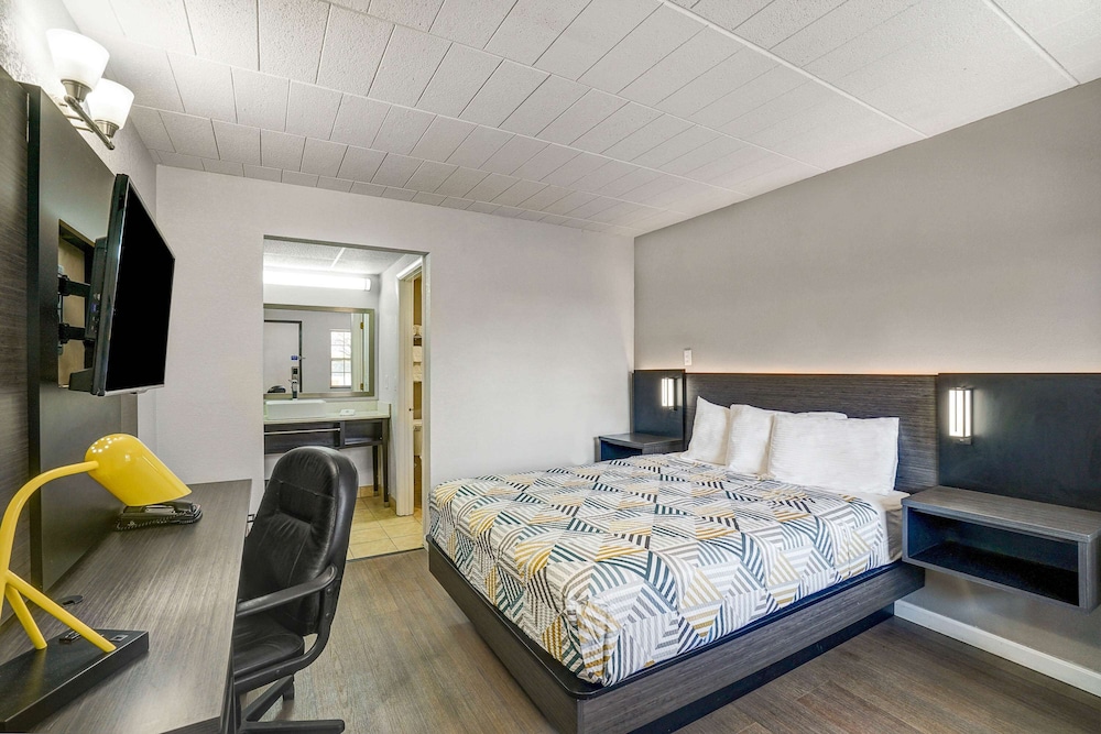 Standard Room, 1 Queen Bed, Non Smoking, Refrigerator & Microwave - Photo 1
