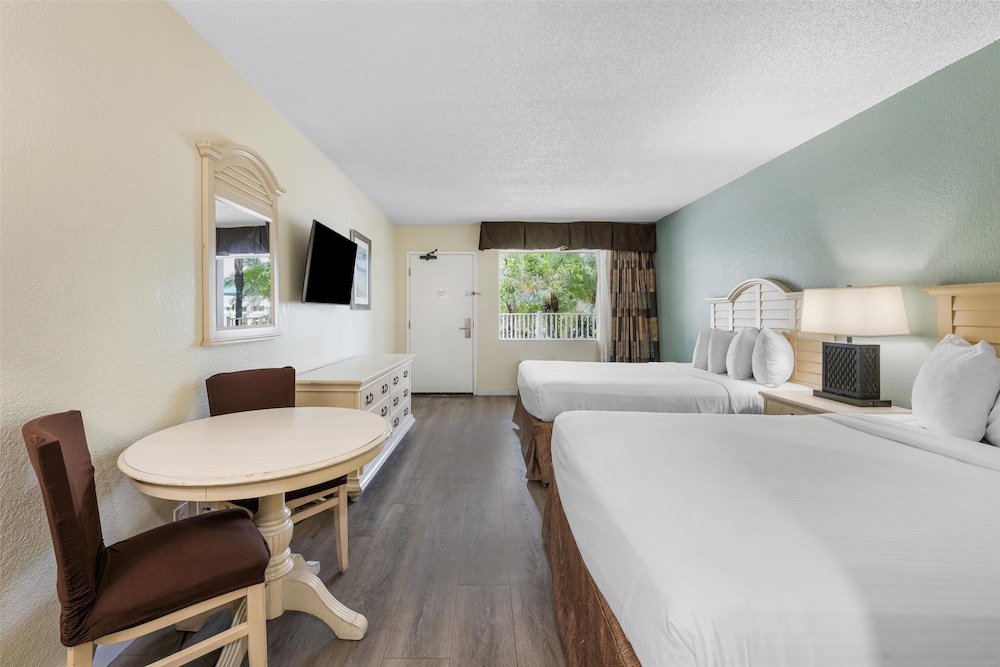 Standard Room, 2 Queen Beds, Non Smoking, Refrigerator & Microwave - Photo 4