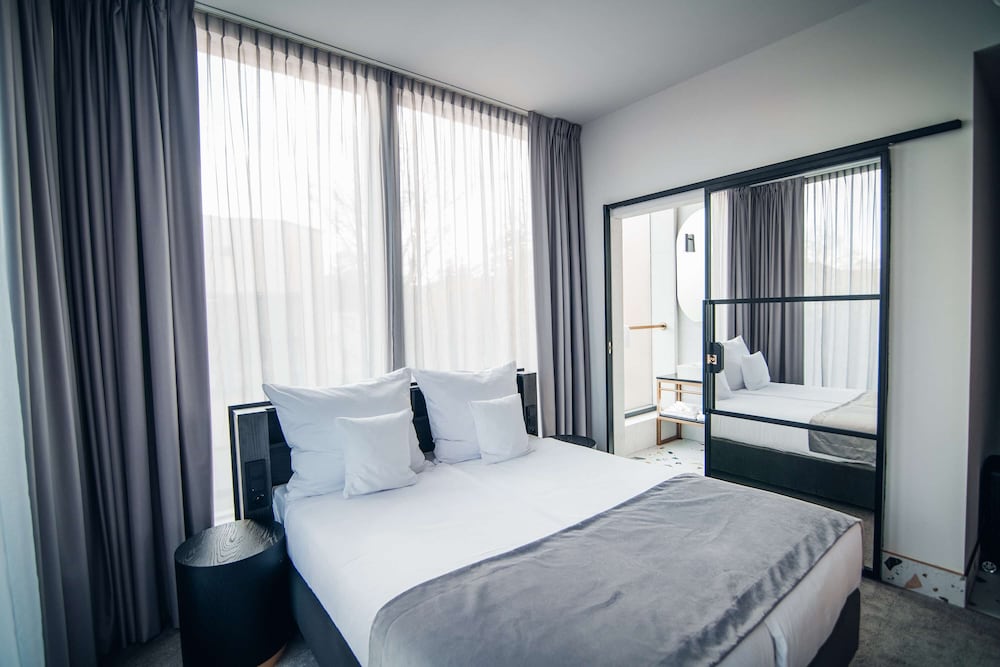 Standard Room, 1 King Bed, Non Smoking - Photo 1