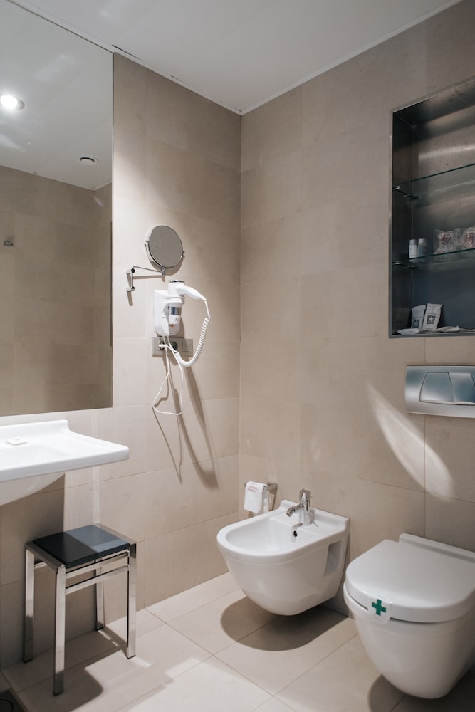 Double Room Single Use thumbnail 6