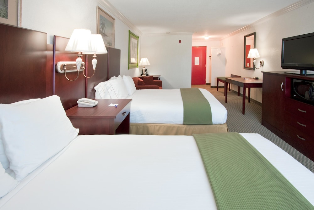 Suite, 2 Double Beds - Photo 2