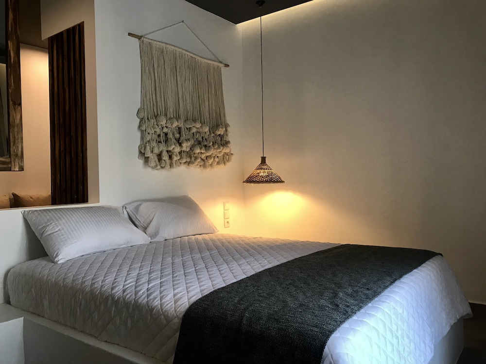 Suite, Jetted Tub (Aellia)
