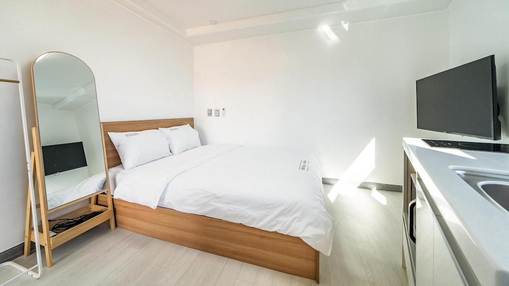 Basic Room, 1 Bedroom (301) - Photo 2