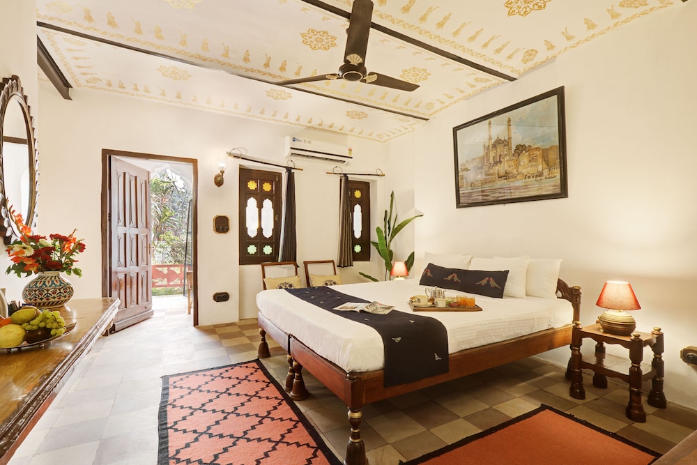 Standard Room, 1 Queen Bed, Pool View