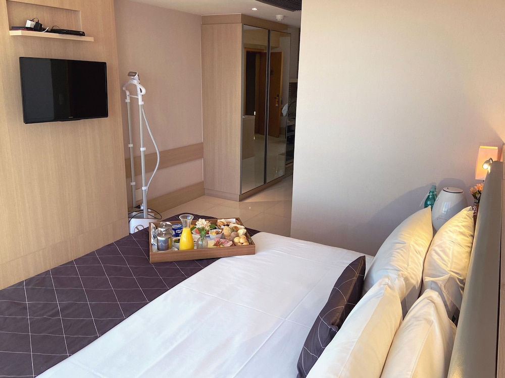 Deluxe Studio Suite, 1 Queen Bed, Ensuite photo 1