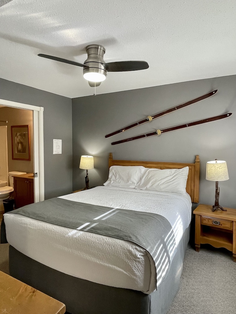Condo, 2 Bedrooms (No Pets) photo 2