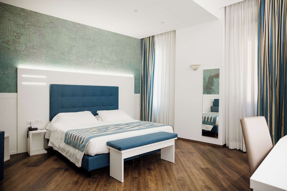 Superior Room, 1 Queen Bed, Non Smoking, Partial Sea View - Photo 4