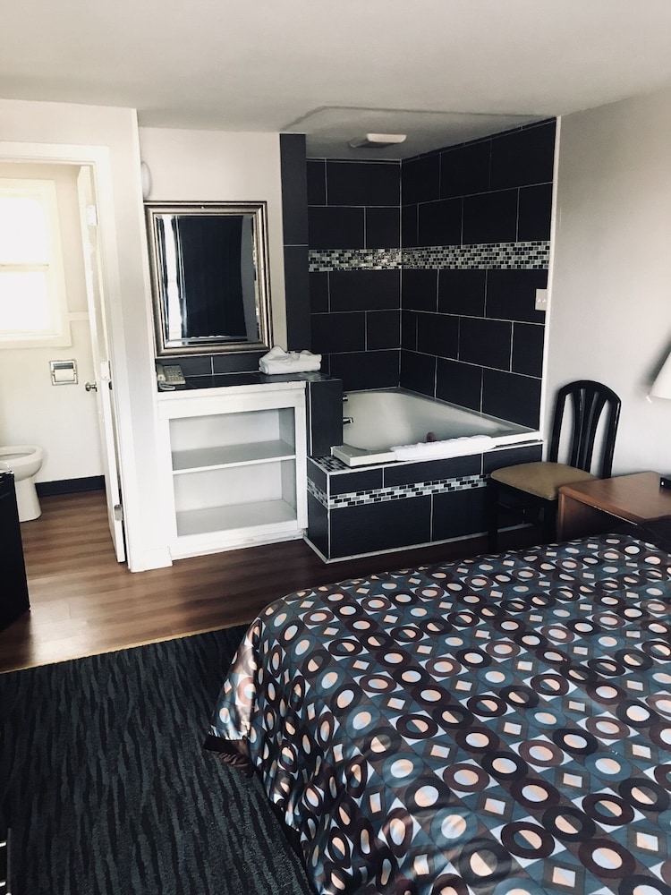 Traditional Suite, 1 Queen Bed, Jetted Tub photo 1