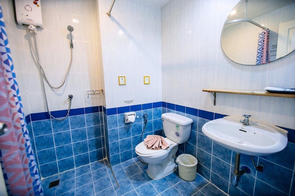 Deluxe with Pool Access - Photo 3