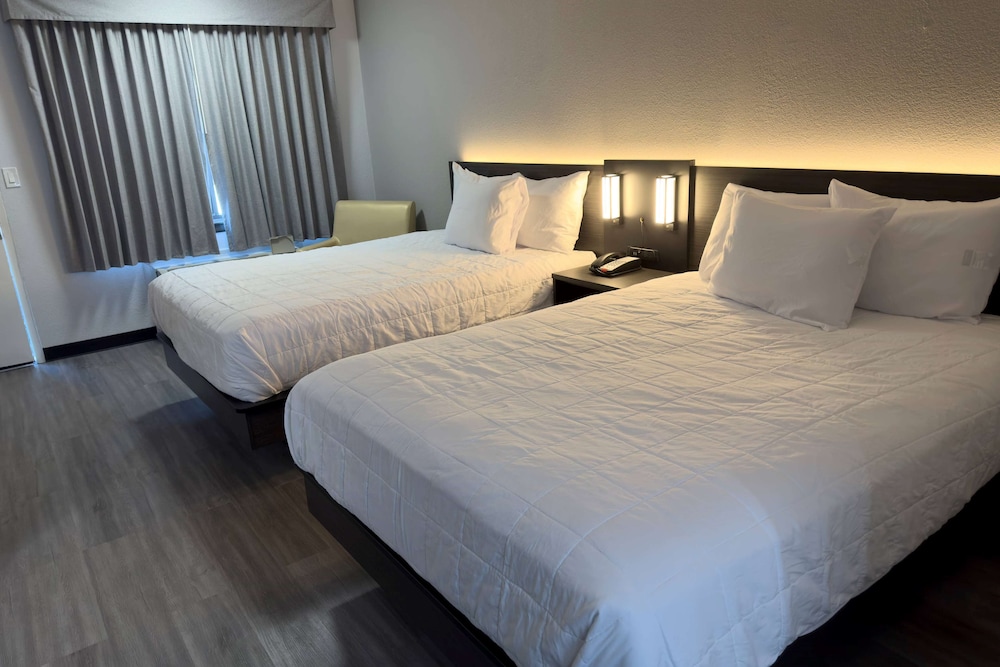 Room, 2 Queen Beds, Accessible, Bathtub - Photo 6