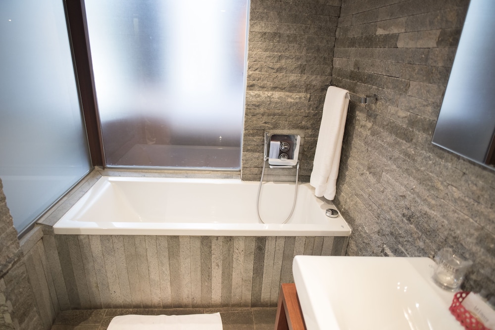 Suite - Photo 13
