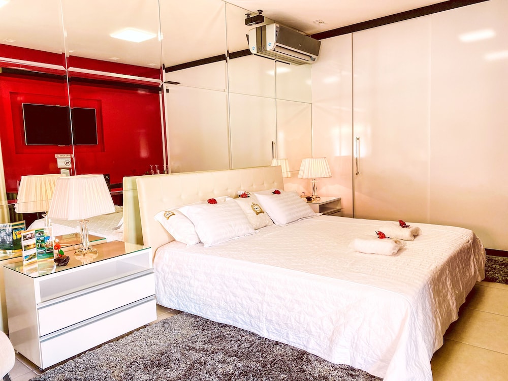 Deluxe Double Room Single Use, Jetted Tub, Lake View photo 1