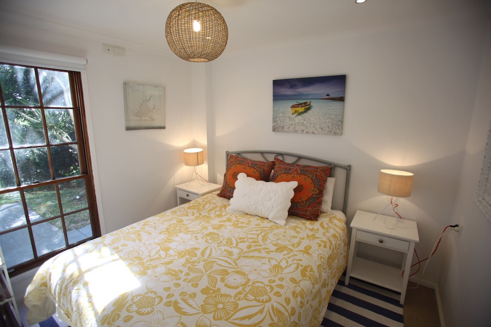 Garden - Cosy 1 Bed Apartment with Garden Patio and Water Views (Suitable for Short Stays) photo 1