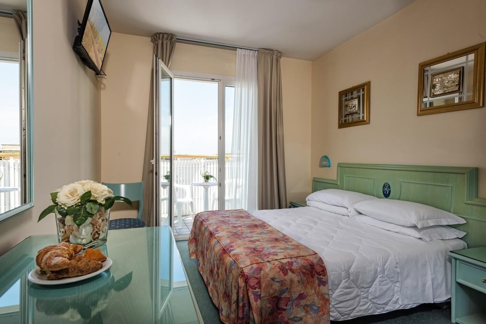 Classic Triple Room, Balcony, Partial Sea View - Photo 1