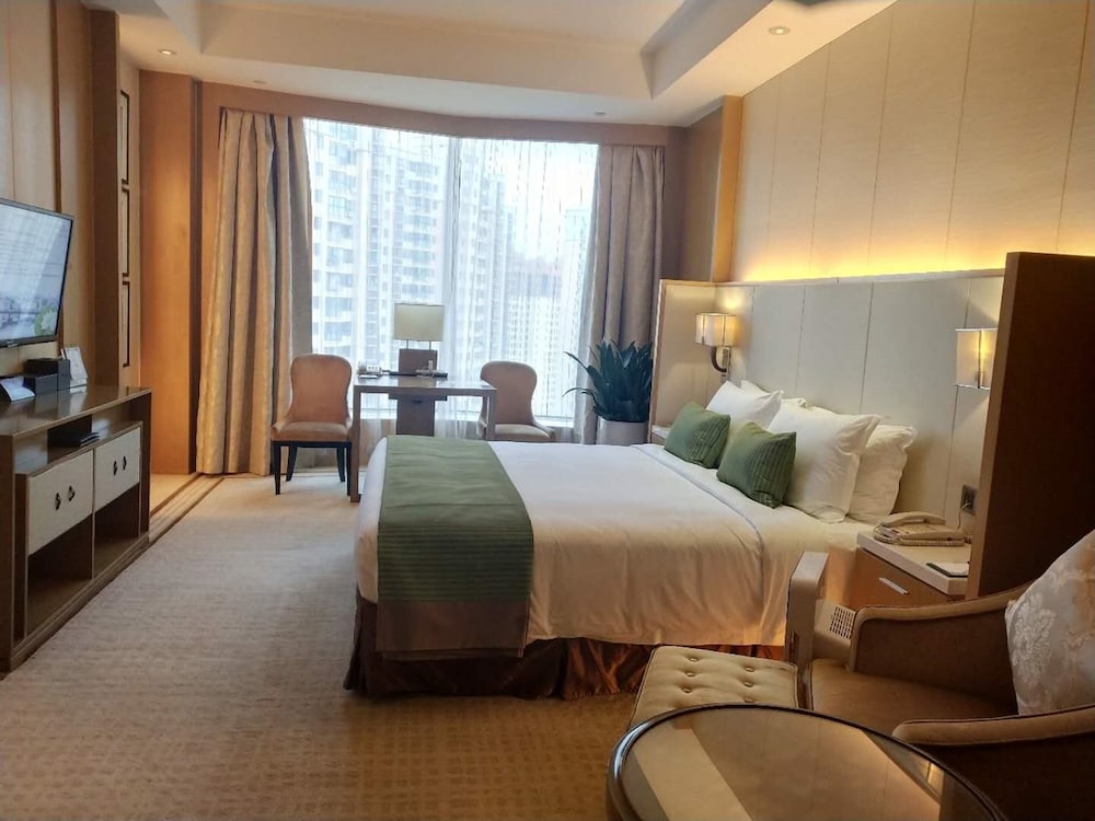 Business Room, 1 King Bed, Smoking photo 3