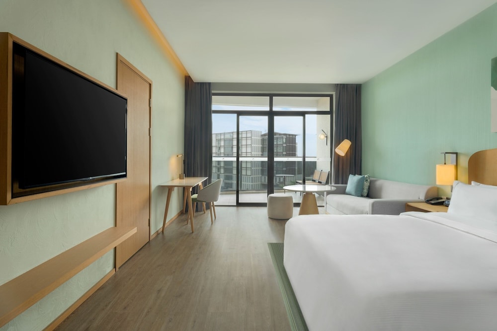 Superior Room, 1 King Bed, Balcony, City View photo 2