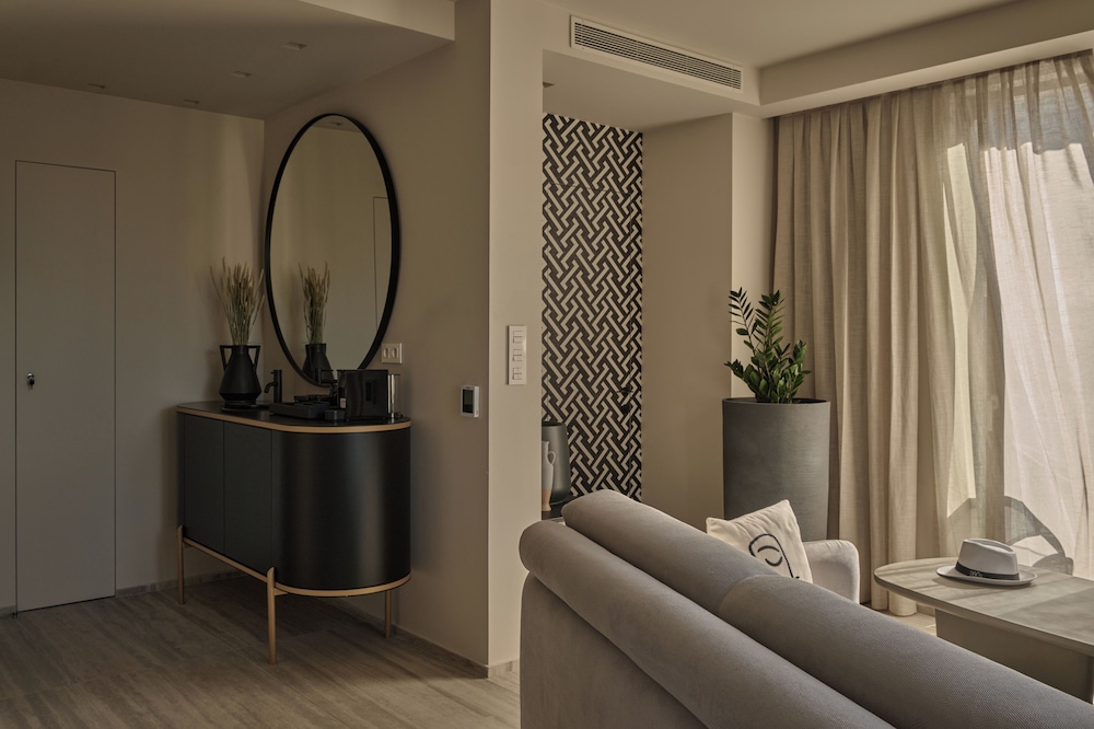 Deluxe King Suite photo 2