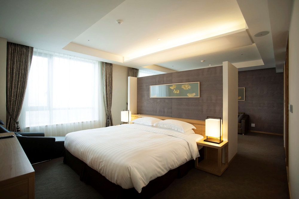 Business Suite, 1 Queen Bed, Non Smoking photo 2