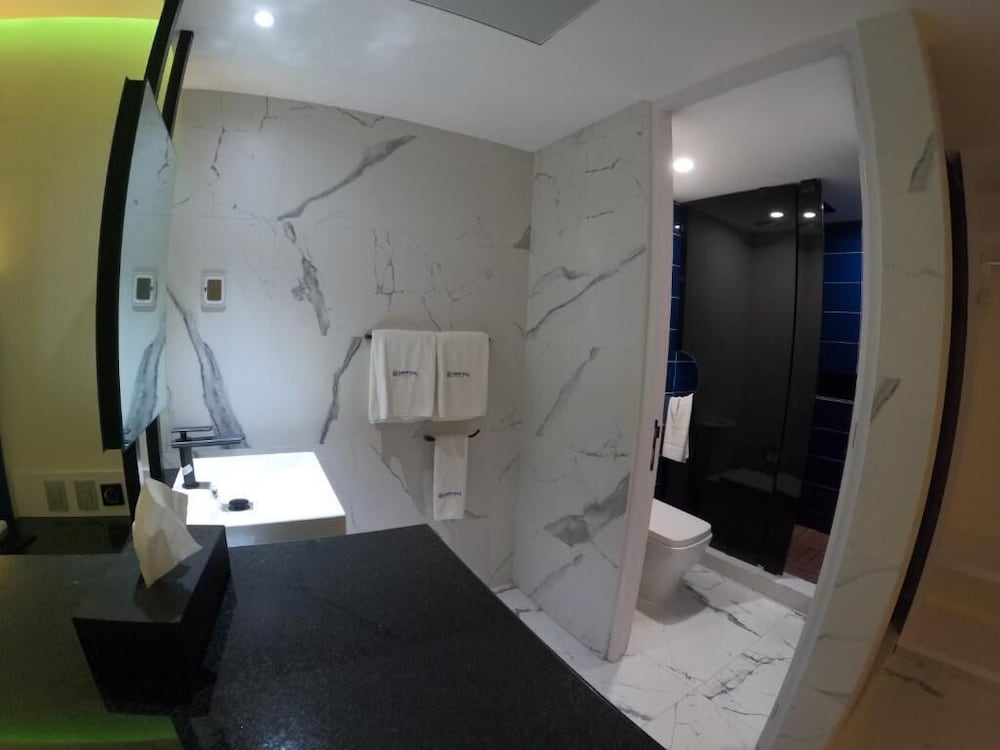 Suite - Photo 22