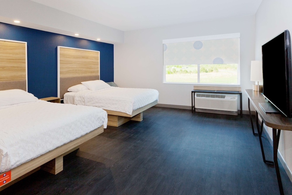 Room, 2 Queen Beds, Accessible, Bathtub photo 3