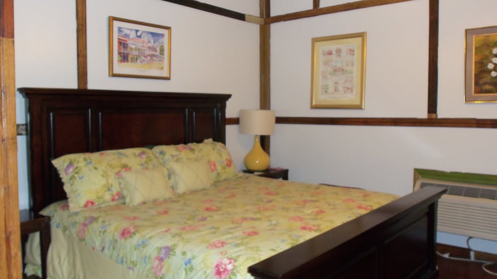 Basic Single Room, 1 King Bed with Sofa bed photo 1