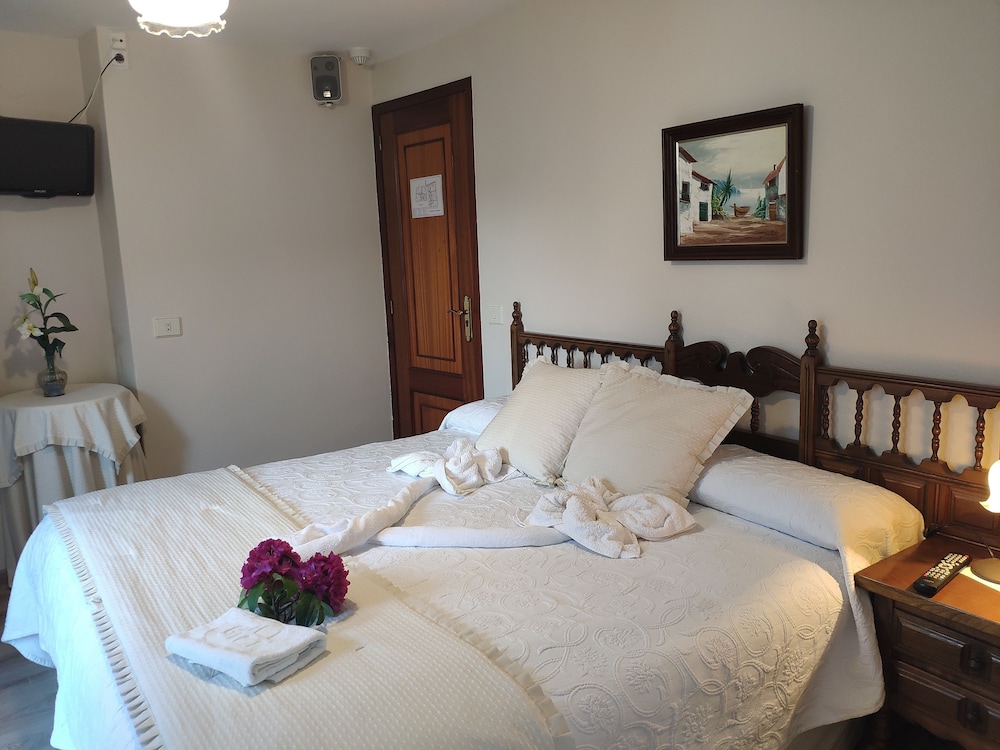 Double Or Twin Room (Private Bathroom Outside) - Photo 3