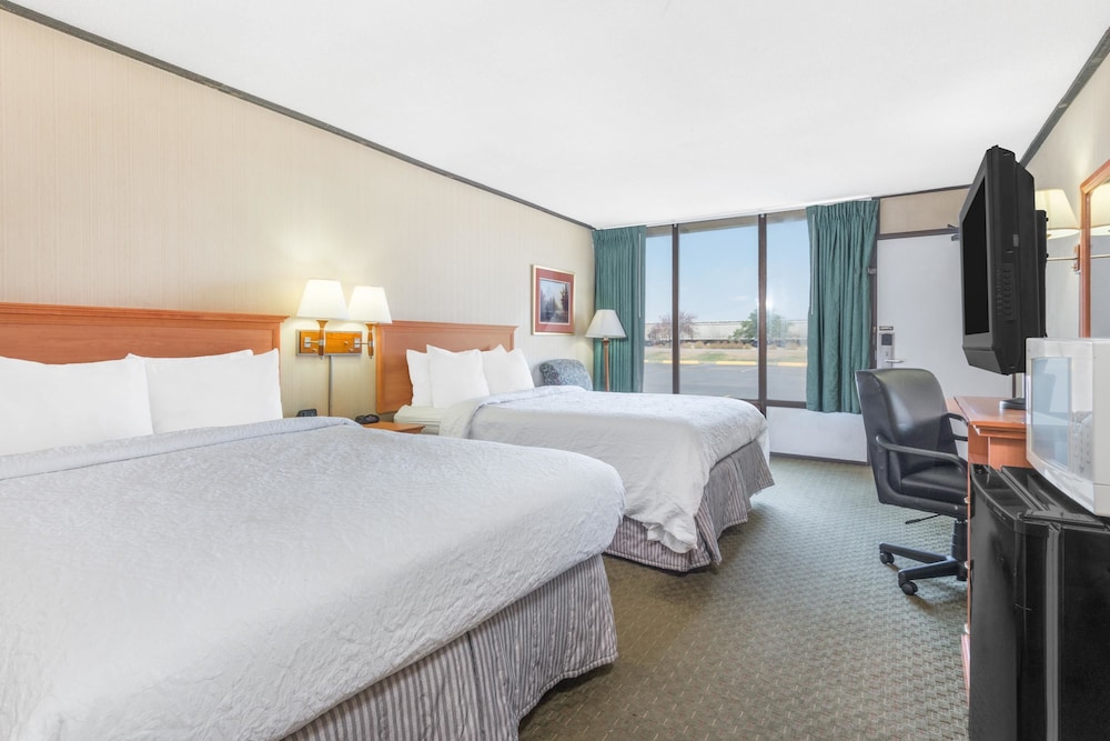 Room, 2 Double Beds, Non Smoking - Photo 3