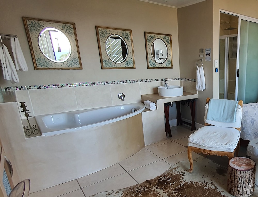 Luxury Room, 1 Bedroom, Ocean View, Garden Area photo 3