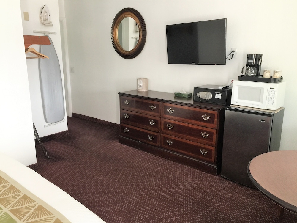 Family Room, 2 Bedrooms (No Pets) photo 2