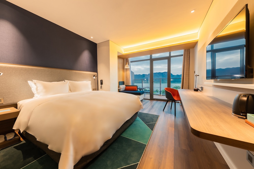 Standard Room, 1 King Bed, River View - Photo 5