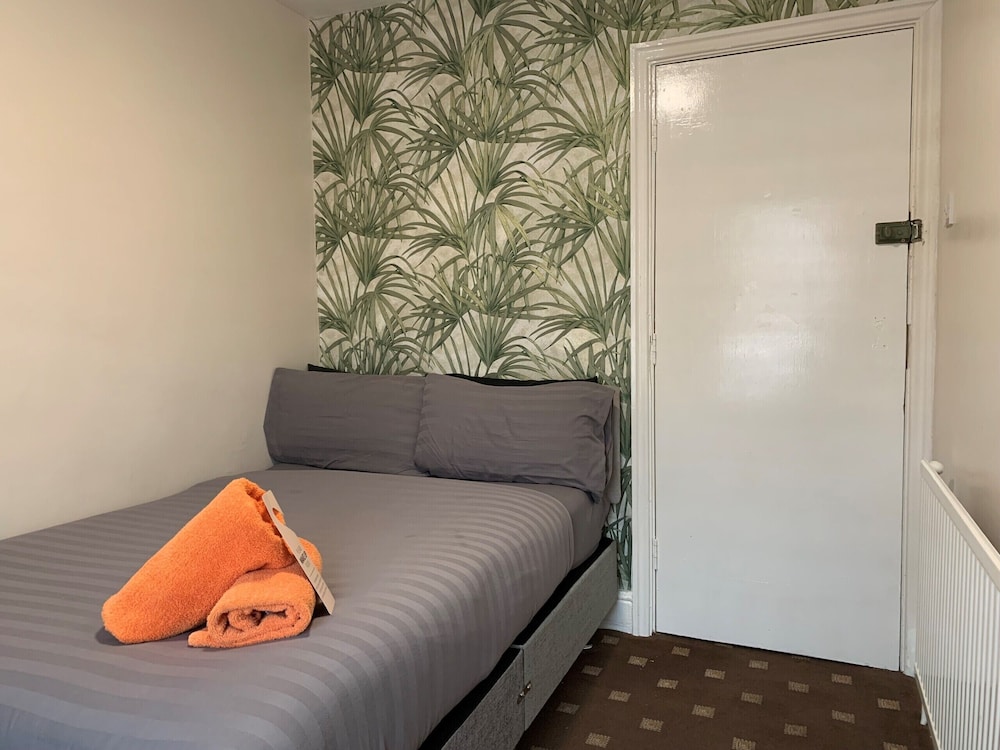 Basic Double Room, Ensuite (Small)