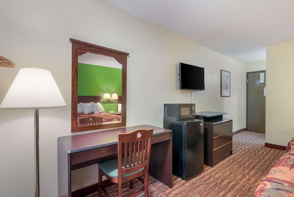 Standard Room, 2 Double Beds, Smoking photo 2