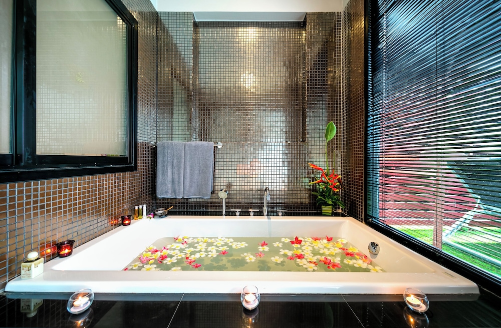 Family Access Pool 2-Bedroom Suite - Photo 10
