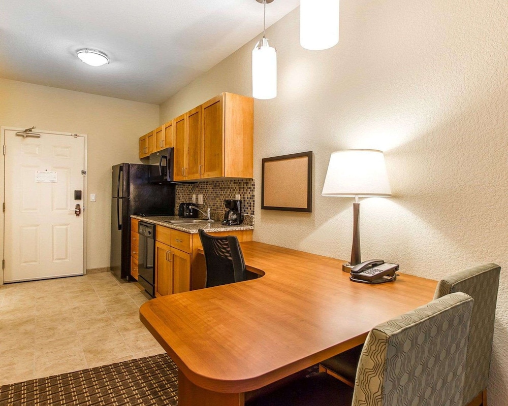 Efficiency Suite 1 King 2 Queens 2 person Sofa Bed Non Smoking photo 1