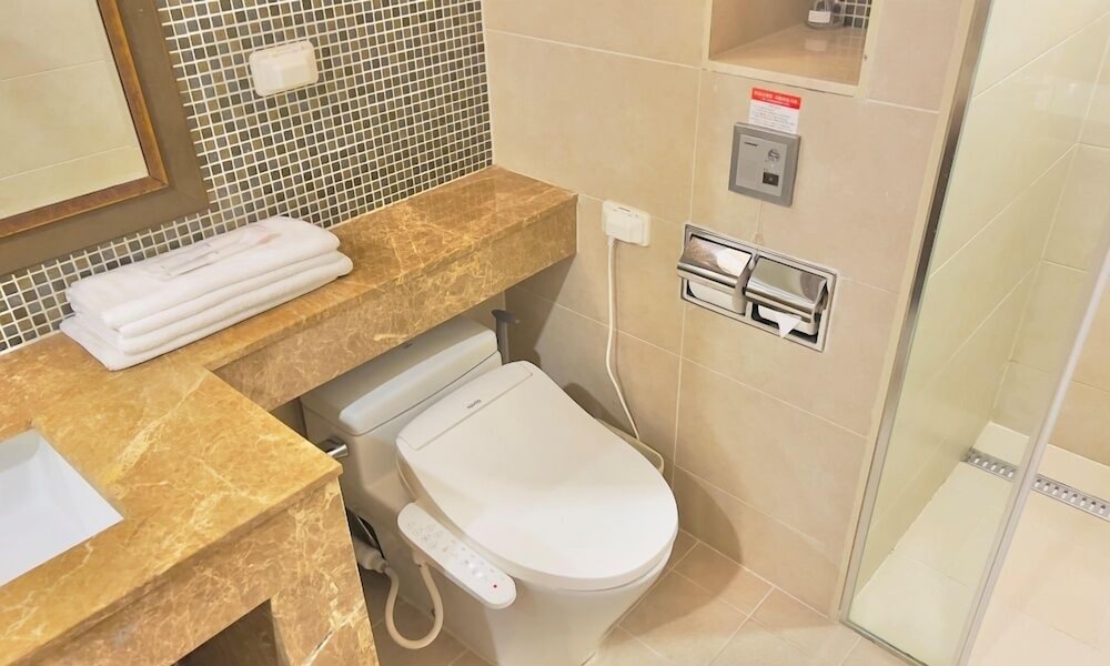 Executive Suite - Photo 15