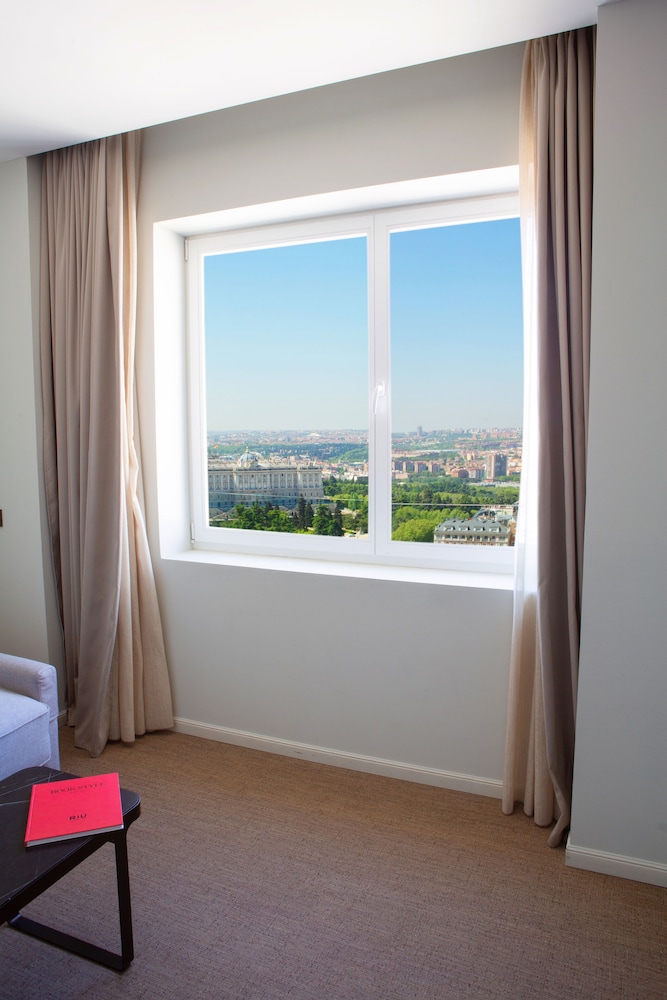 Deluxe Room, City View (Superior King)