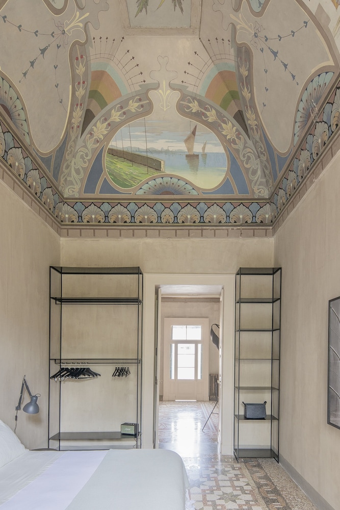 Junior Suite, 1 King Bed, Courtyard View (Royal Junior Suite)