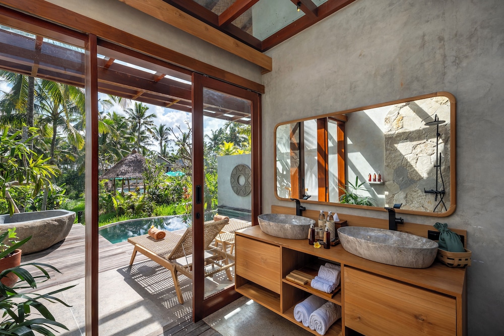 Pool Suite - Photo 2