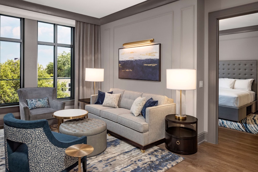 ADA, 2 Bedroom Deluxe Suite, 1 King & 2 Queens (3x3 Shower) thumbnail 5