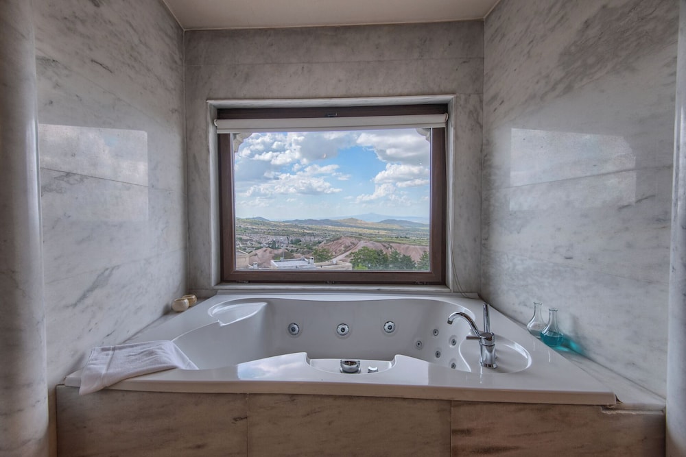 Superior Suite - Photo 25