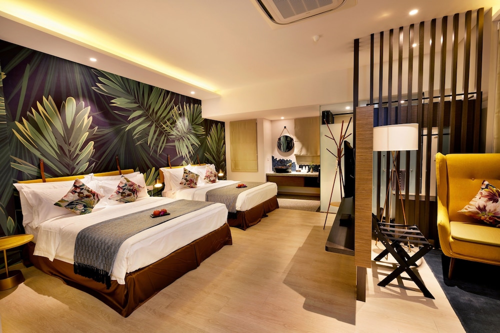 Deluxe Family Room (Double Queen) - Photo 1